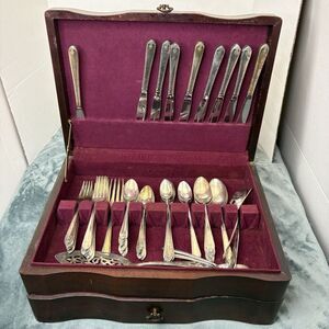 WMRogers & Son Silver plate Flatware Exquisite Collection Wooden Case 76 Piece